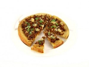 Onion-sausage-and-basil-pizza
